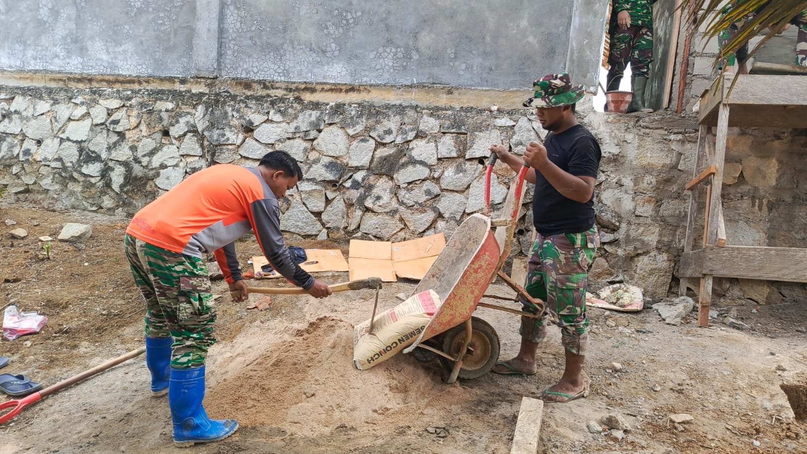 Haluskan Dinding MCK, Satgas TMMD 127 Kodim 1015/Sampit Percepat Tahap Pemelesteran