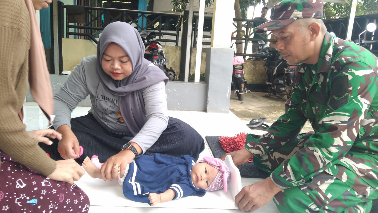 Wujud Kepedulian TNI, Babinsa Haruyan Aktif Dukung Pelayanan Kesehatan Balita dan Ibu Hamil