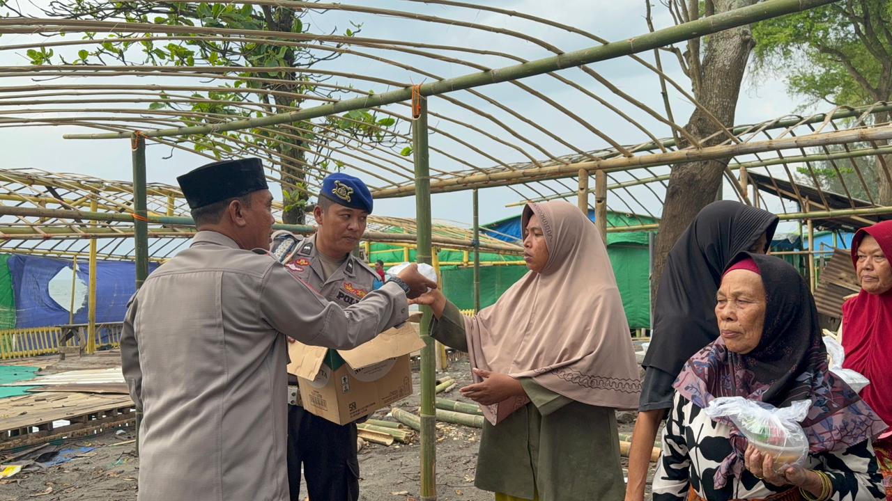 Ditpolairud Polda NTB Bagikan Takjil kepada Nelayan di Pantai Gading Mataram
