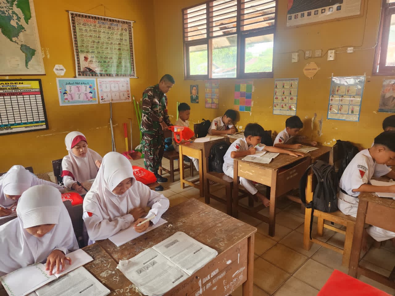 Program Makan Bergizi Gratis Tetap Berjalan di Ramadan, Babinsa Kodim 1002/HST Turun Mendampingi