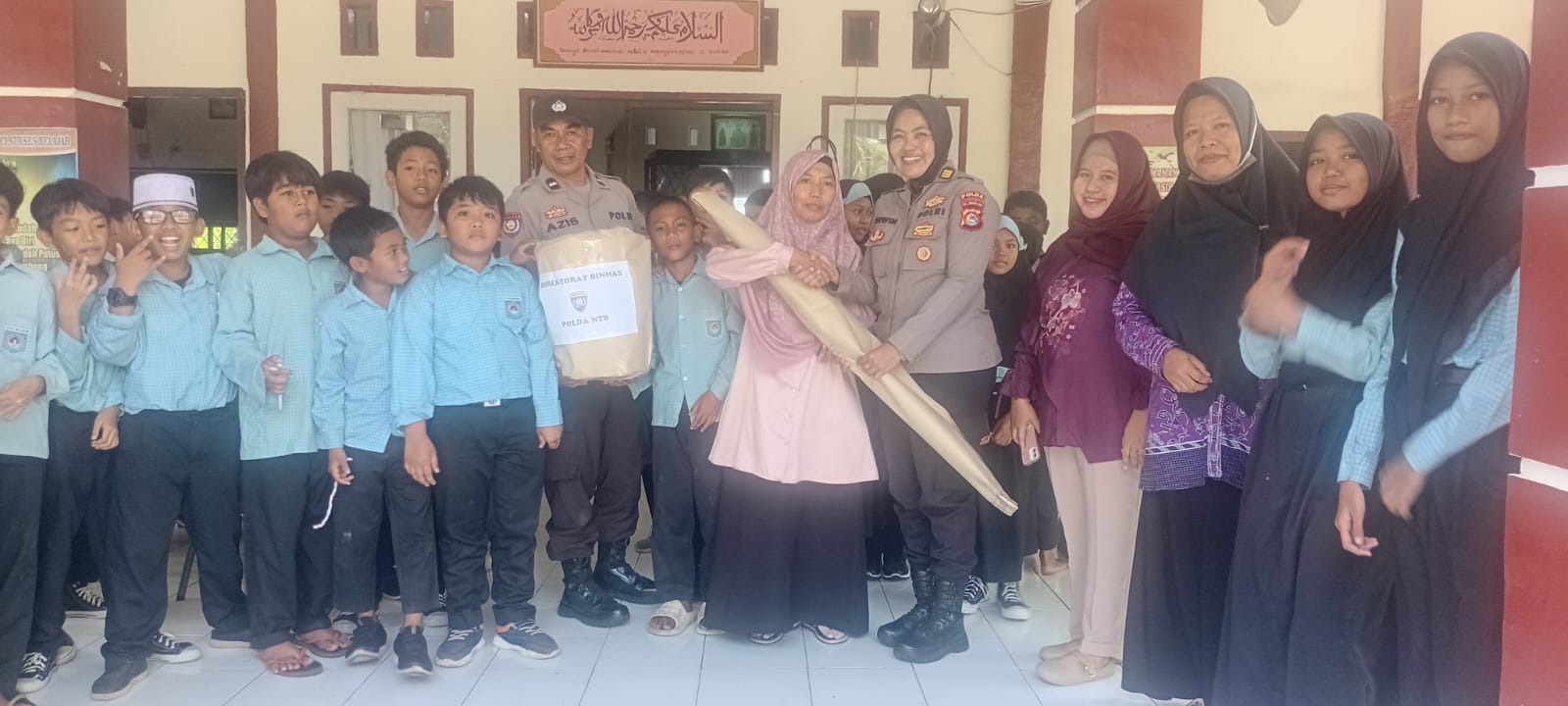 Polda NTB Tanamkan Kesadaran Kamtibmas Sejak Dini kepada Siswa SDN 4 Bajur