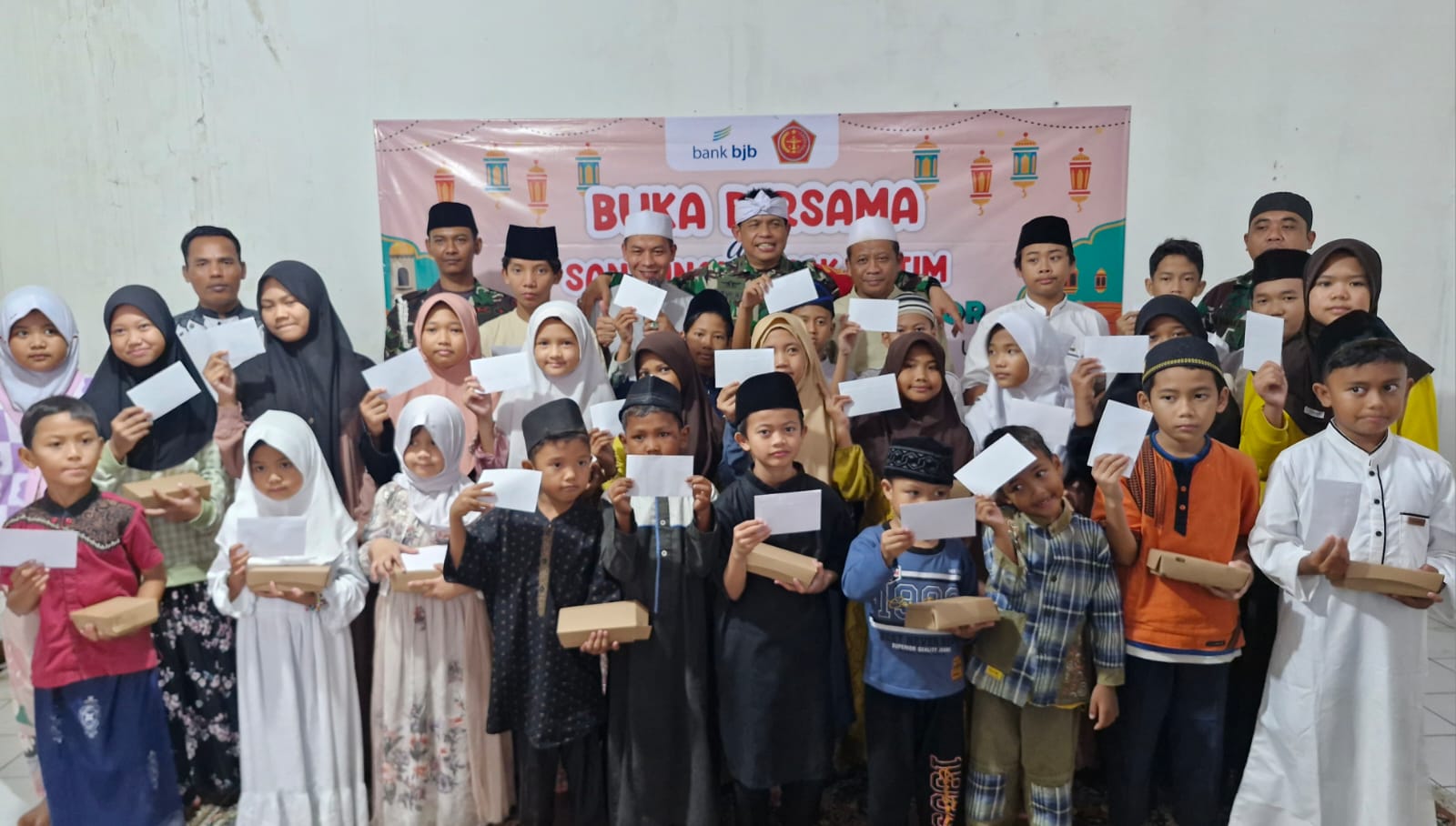 Sub Kogartap 0606/Bogor melaksanakan Buka Puasa bersamaTokoh Masyarakat dan pemberian santunan kepada anak Yatim
