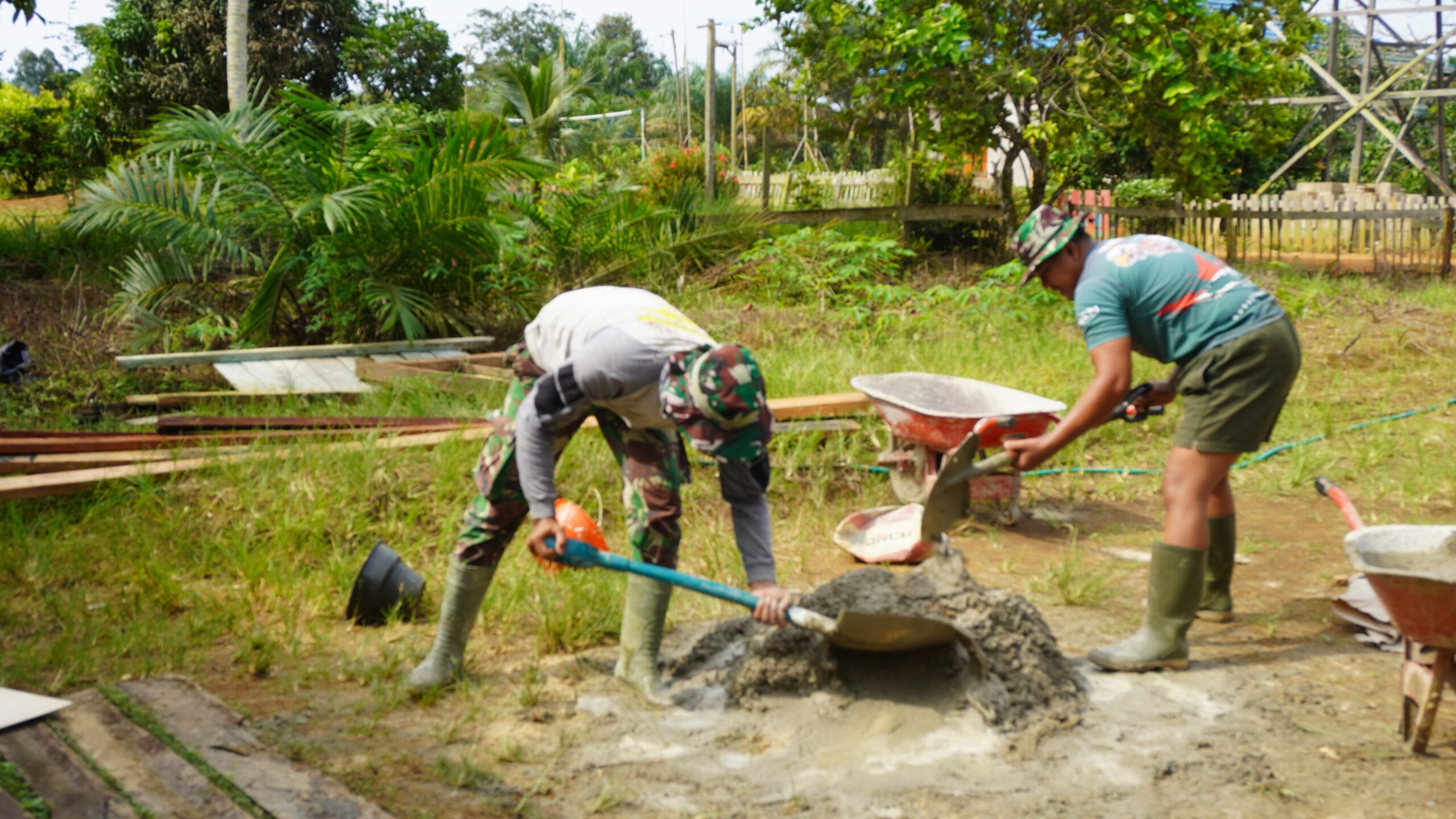 RTLH Milik Ibu Tuminah Dicor Lantai Oleh Satgas TMMD ke-127 Kodim 1015/Sampit 