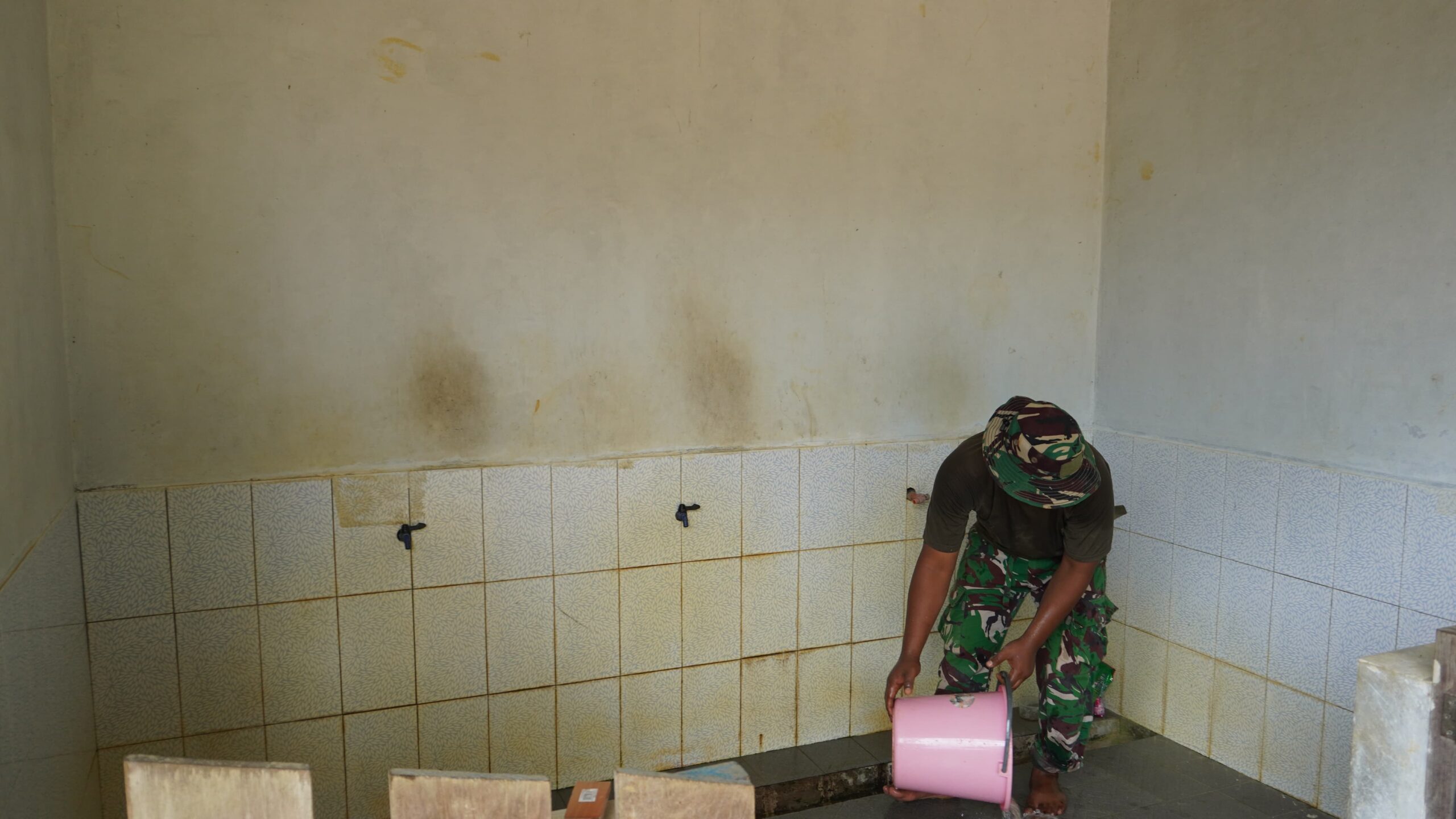 Jelang Sholat Jum’at Satgas TMMD Reguler ke-127 Kodim 1015/Sampit Bersihkan Masjid 