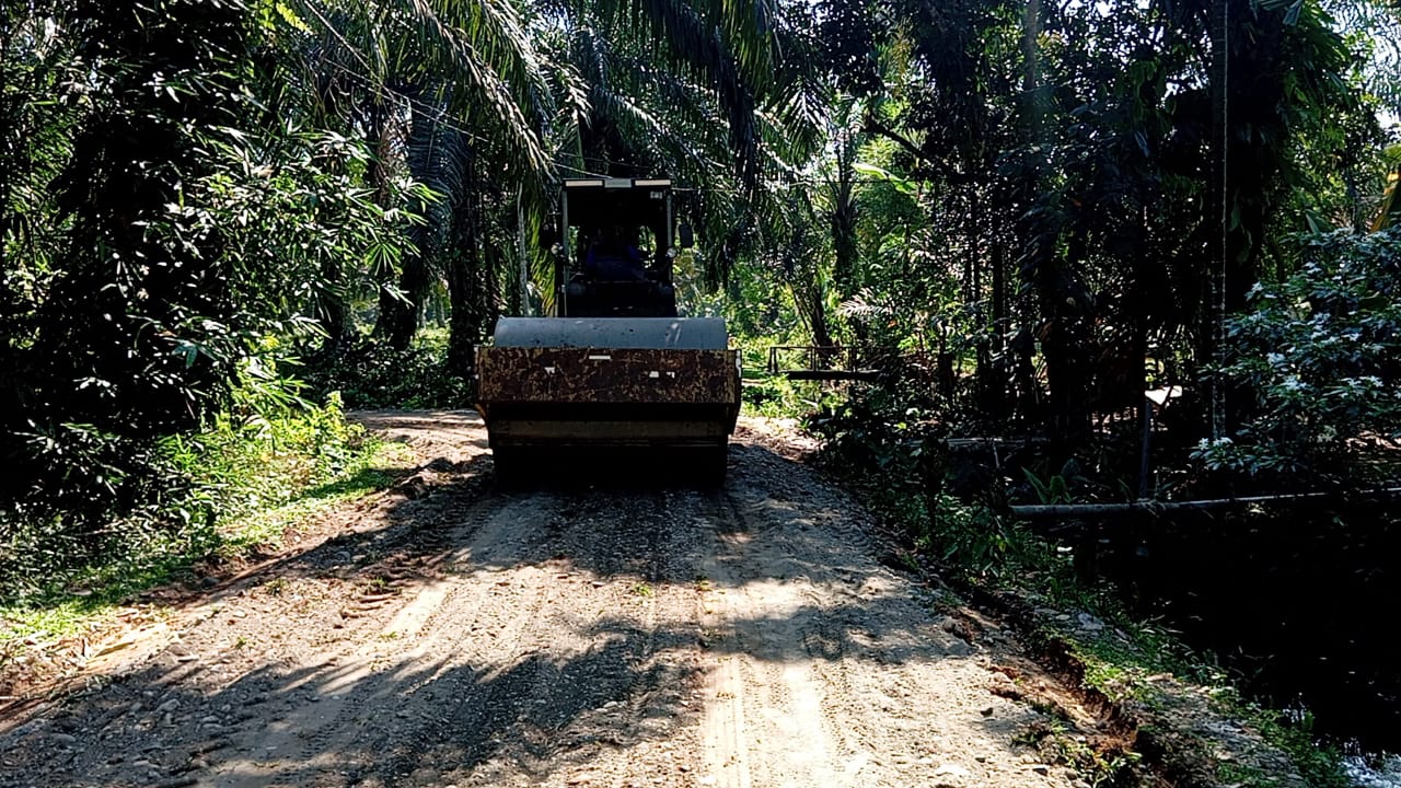 Dentuman Compactor Satgas TMMD Reguler ke-127 Kodim 0105/Abar Menggetarkan Jalan Penghubung Desa Pasi Aceh-Lueng Jawa