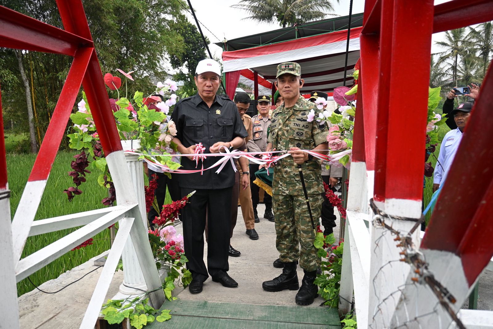 Dandim 0707/Wonosobo Resmikan Jembatan Gantung Garuda di Sindupaten, Warga: Impian Lama Akhirnya Terwujud