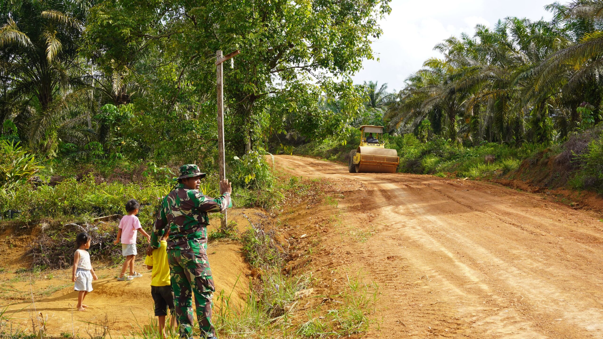 Kebahagiaan Anak-anak Melihat Alat Berat Di Lokasi TMMD Regular ke-127 Kodim 1015/Sampit 