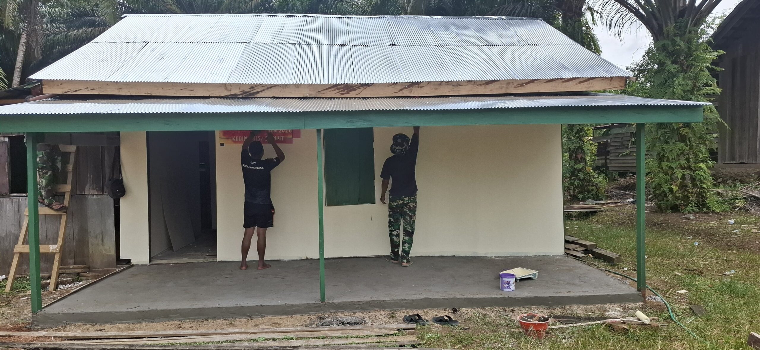 Satgas TMMD Ke 127, Memasuki Tahap Pengecatan RTLH Milik Ibuk Tuminah 