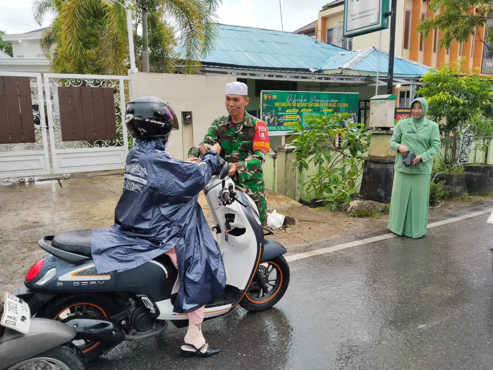 Wujud Kepedulian di Bulan Ramadhan, Koramil Barabai Bagikan Takjil