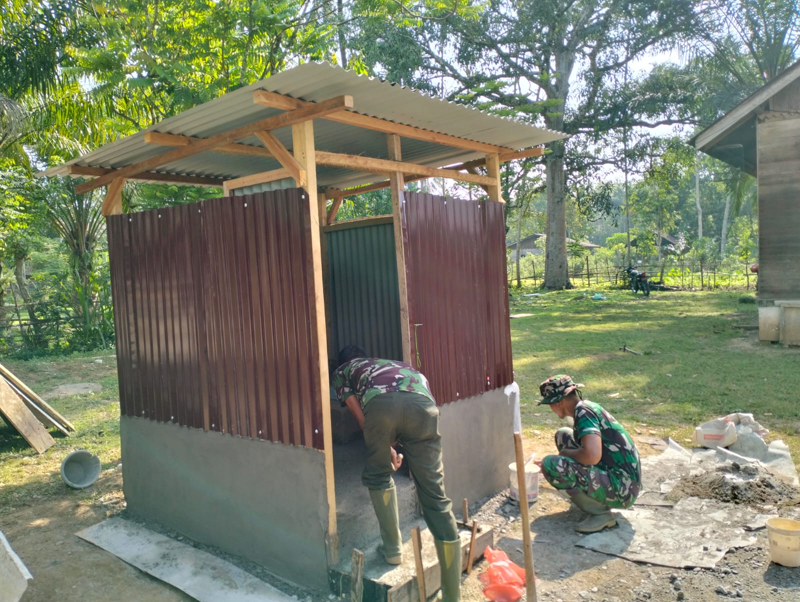 Gotong Royong Satgas TMMD ke-127 Kodim 0105/Abar Bersama Masyarakat Berbuah Manis, MCK Rampung Tepat Waktu