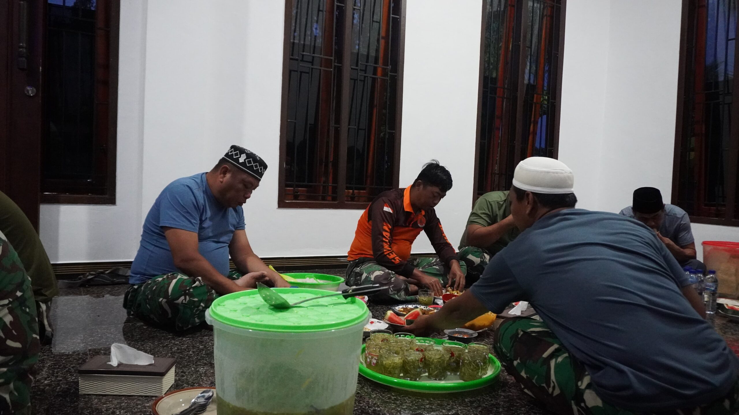 Terjalin Keakraban Dengan Warga, Satgas TMMD Reguler ke-127 Saat Buka Bersama 