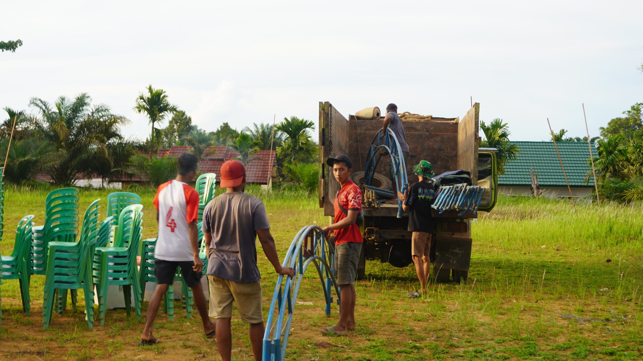 Satgas TMMD Reguler ke-127 Kodim 1015/Sampit dan Warga Gotong Royong Siapkan Lokasi Penutupan