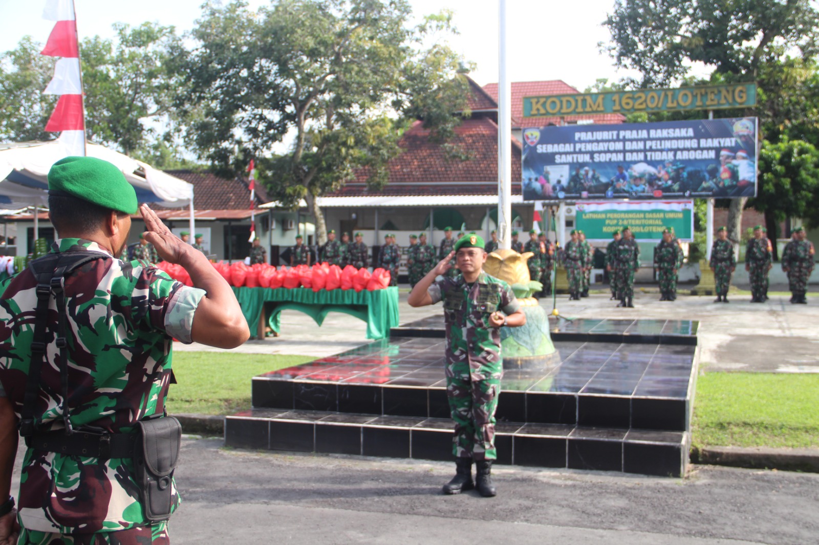 Apresiasi Kinerja, Dandim 1620/Loteng Salurkan Bingkisan THR bagi Seluruh Prajurit dan PNS