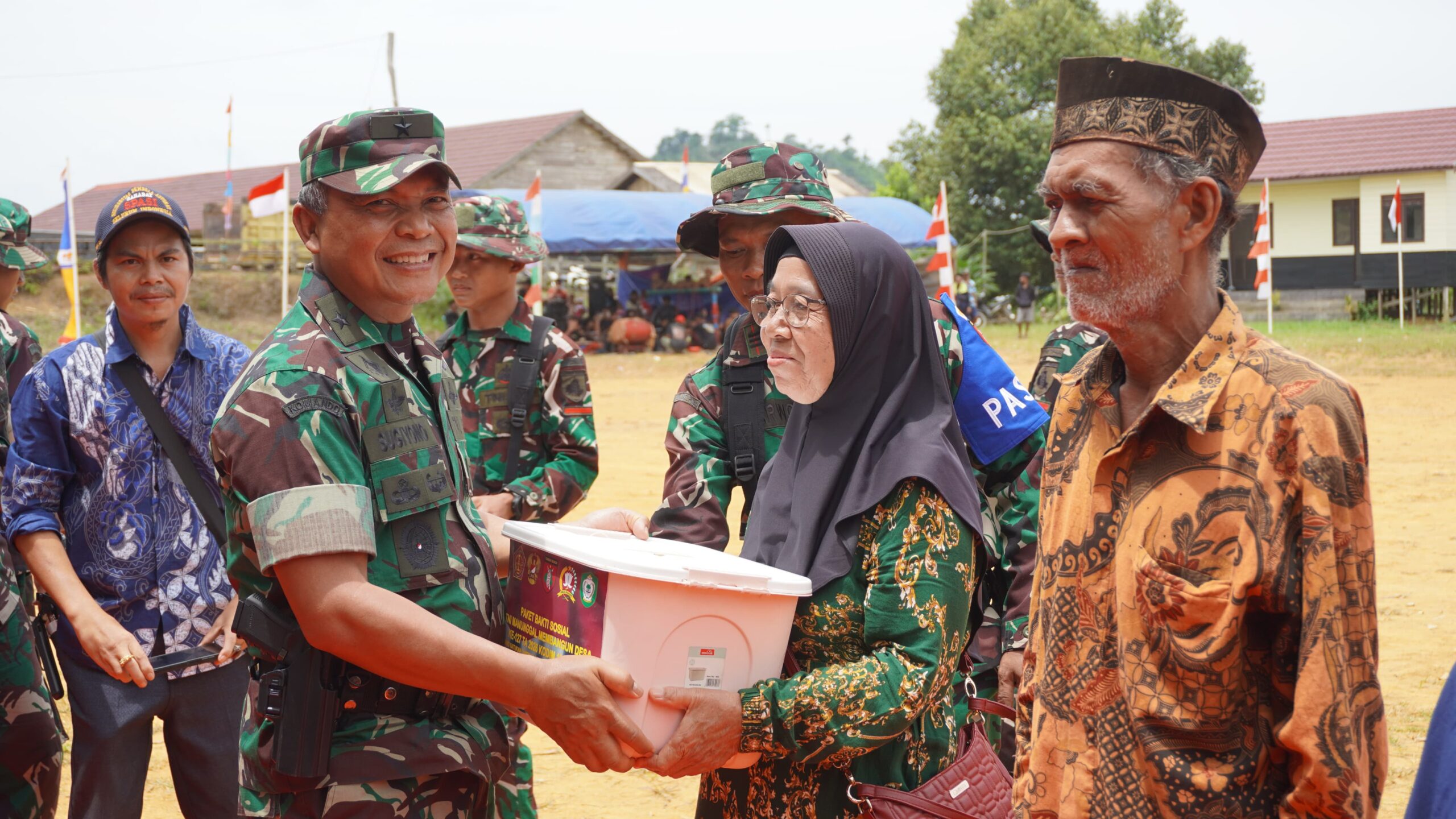 Upacara Penutupan TMMD ke-127 Kodim 1015/Sampit, Dimeriahkan dengan Bhakti Sosial Pembagian Sembako. 