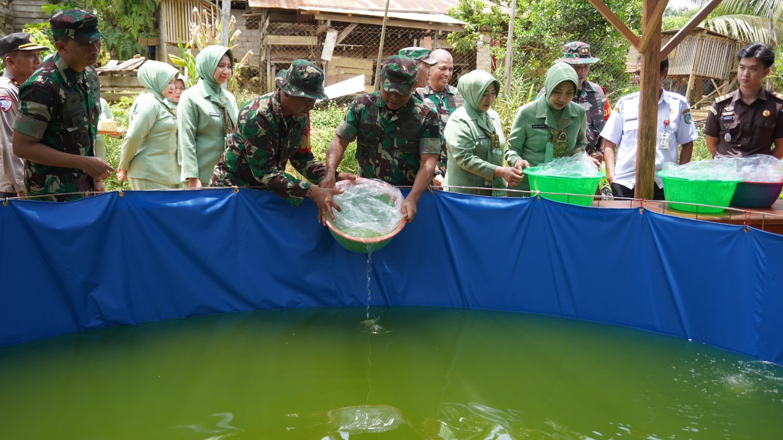 Kasdam XXII/TB Tebar Benih Ikan Nila Milik Karang Taruna Desa Tri Buana 