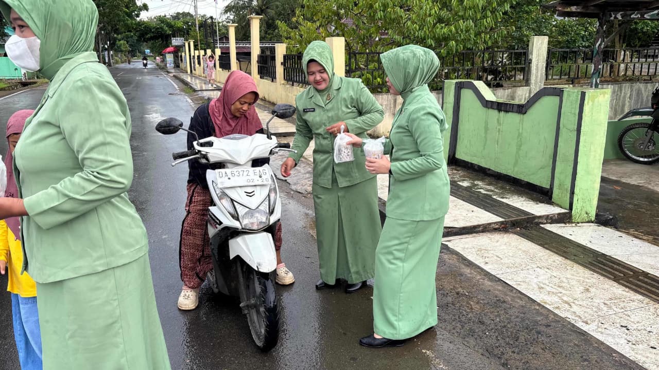 Pererat Kemanunggalan TNI-Rakyat, Koramil Batu Benawa-Hantakan Bagikan Takjil