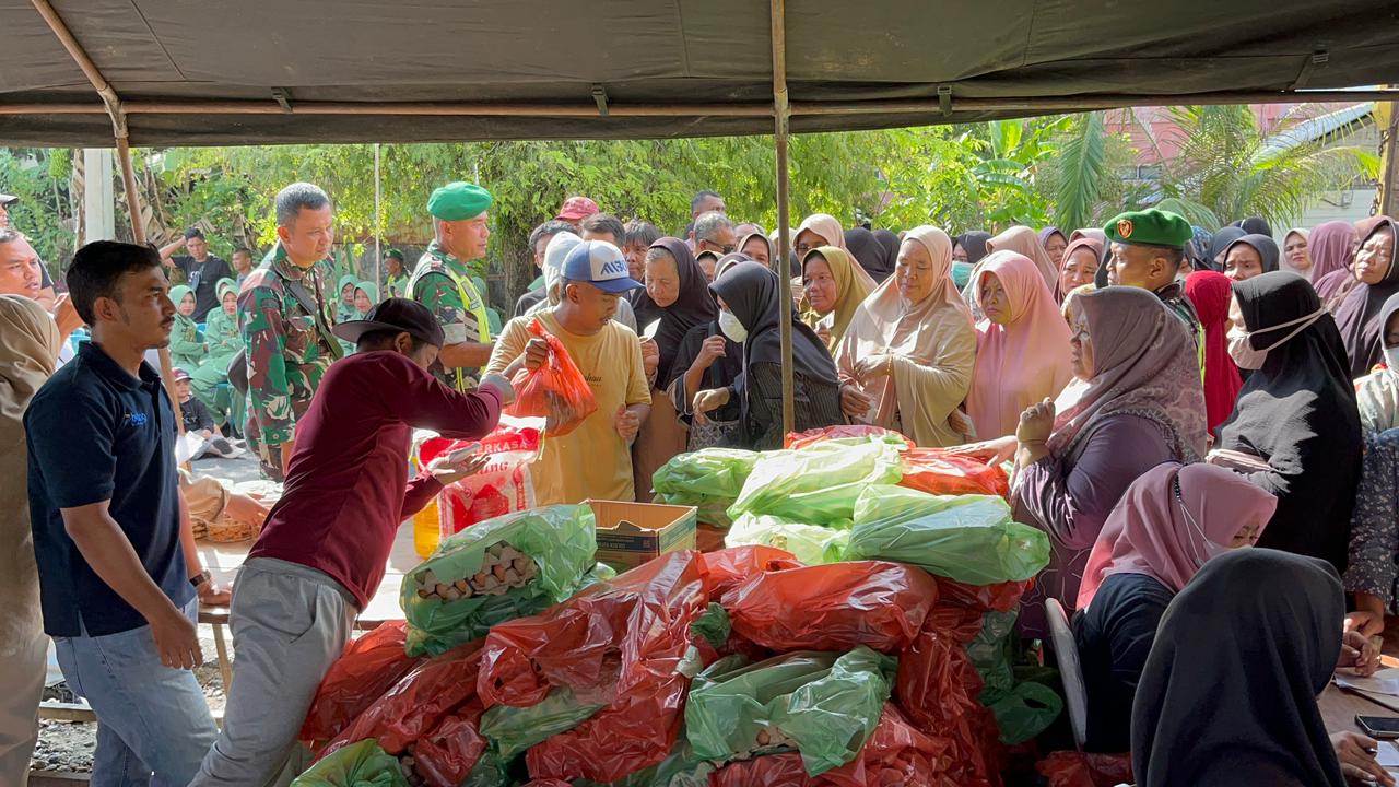 Sinergi TNI, Bulog dan Disperindagkop Gelar Bazar Murah Sambut Idul Fitri: Masyarakat Aceh Barat Antusias Serbu Paket Sembako