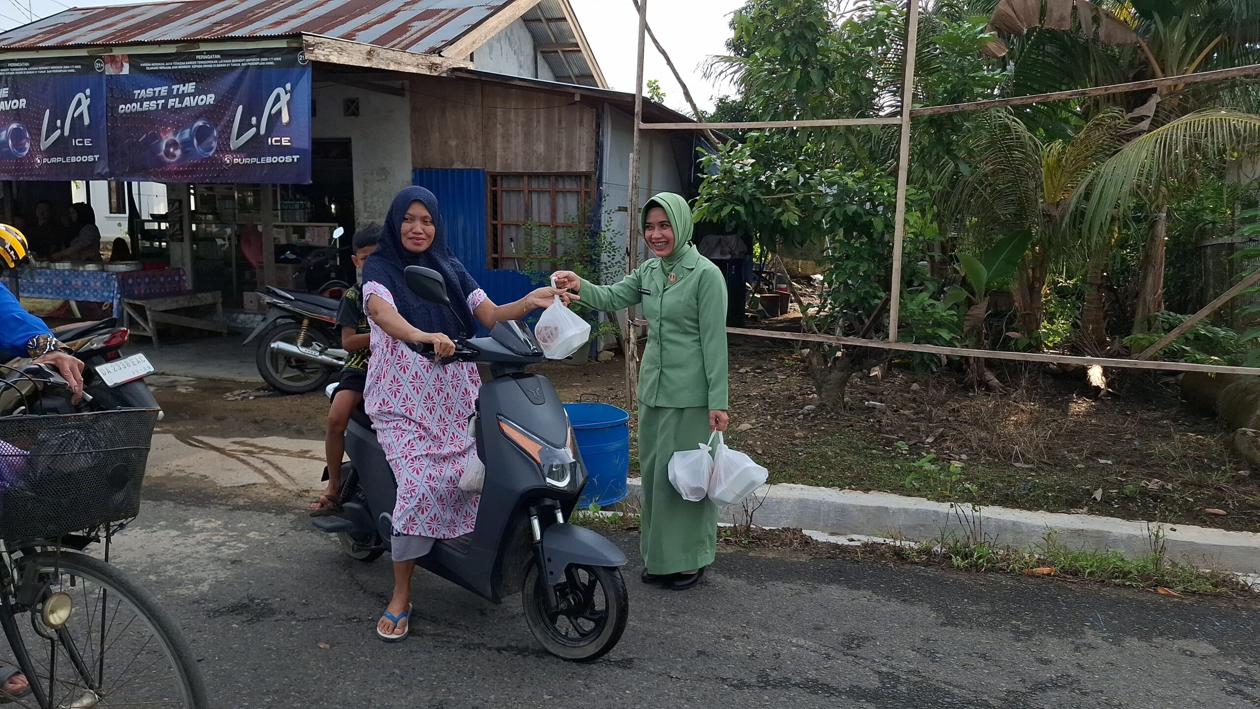 Berkah Ramadhan, Koramil 1002-05/Pandawan Bagikan Takjil Kepada Warga