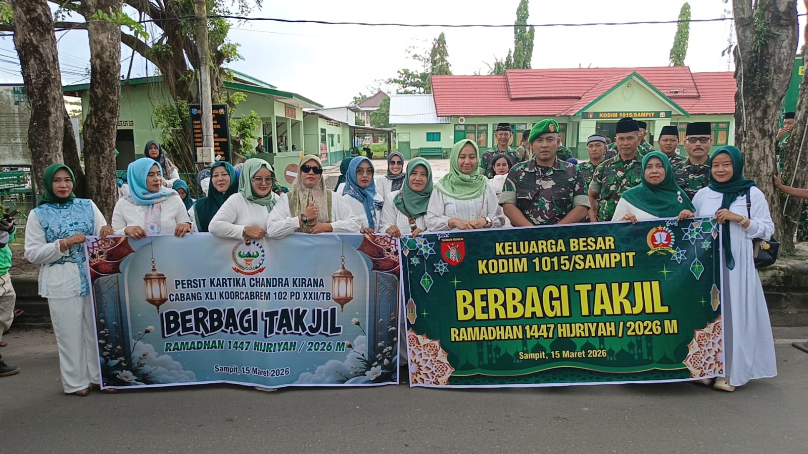 Aksi Sosial di Bulan Ramadhan Kodim 1015/Sampit Berbagi Takjil Kepada Masyarakat