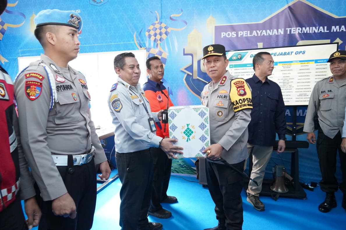 Kapolda NTB Bersama Forkopimda Pantau Arus Mudik di Terminal Mandalika, Pastikan Keamanan Penumpang
