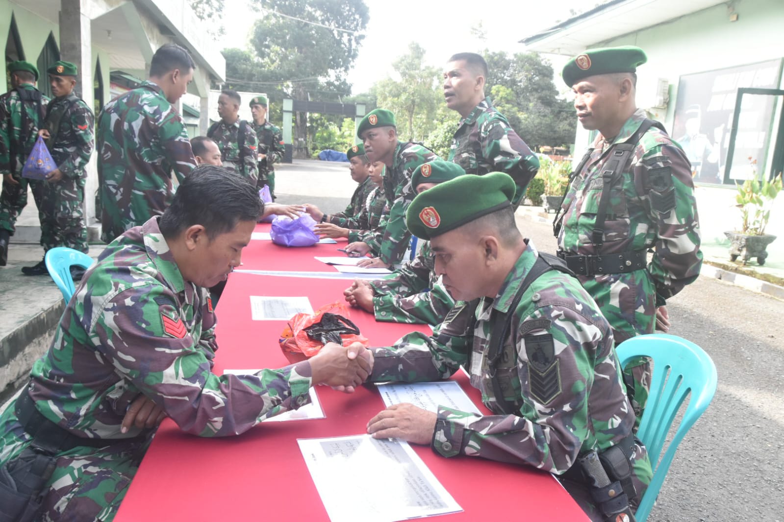 Jelang Idul Fitri, Anggota Kodim 1002/HST Tunaikan Zakat Fitrah