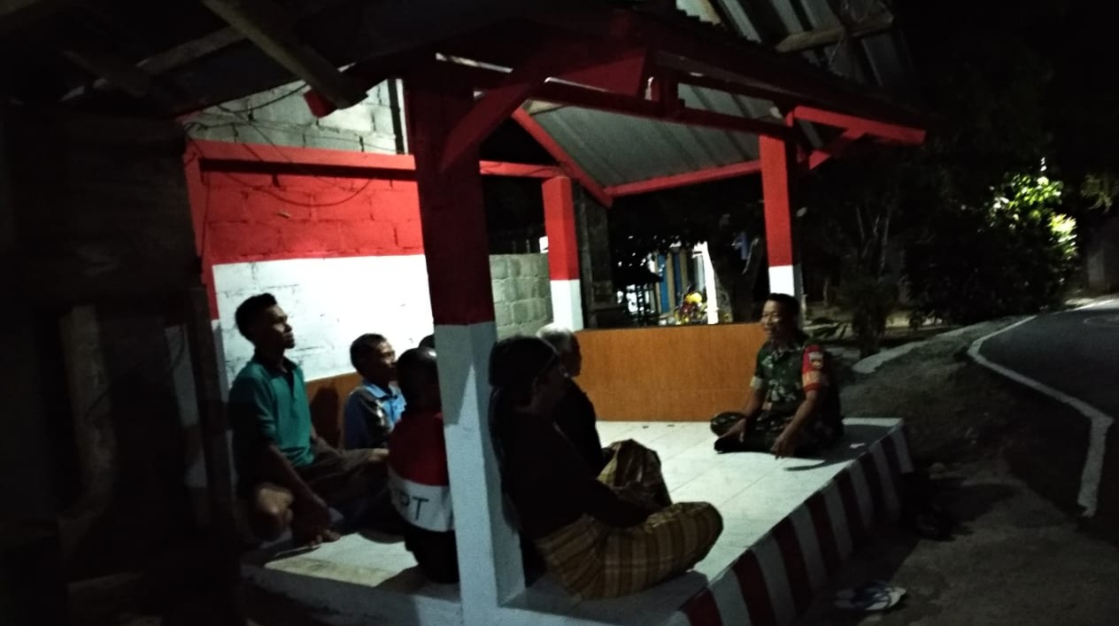 Sertu Sunarno Bersama Linmas Sambangi Poskamling, Pererat Silaturahmi Lewat Patroli Dialogis