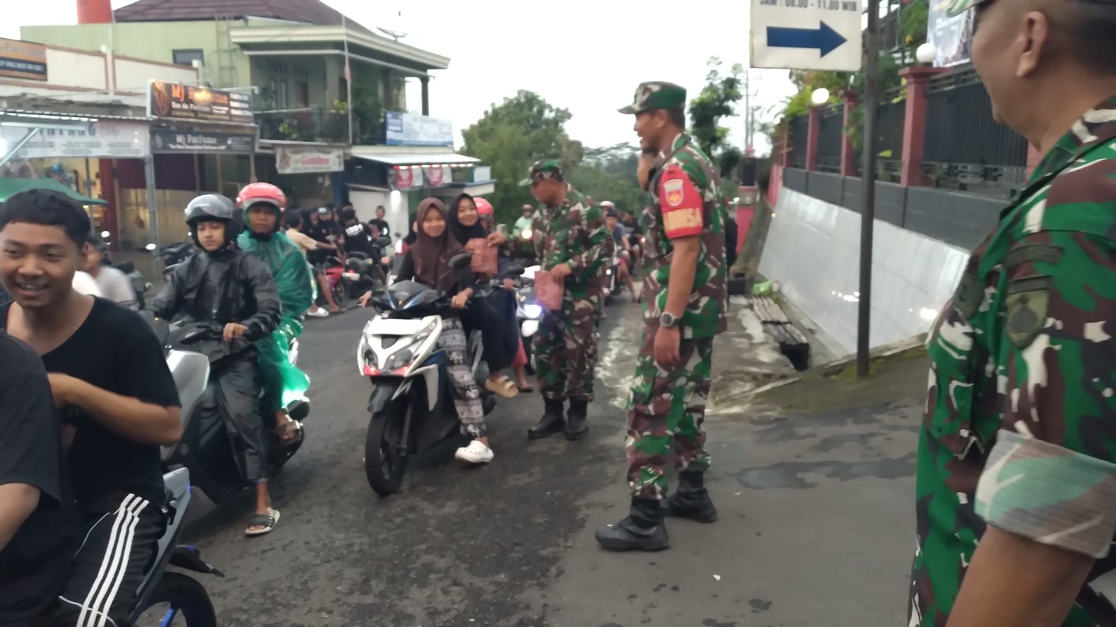 Hangatnya Ramadhan di Girimarto: TNI, Polri, dan Pagar Nusa Berbagi Takjil untuk Masyarakat