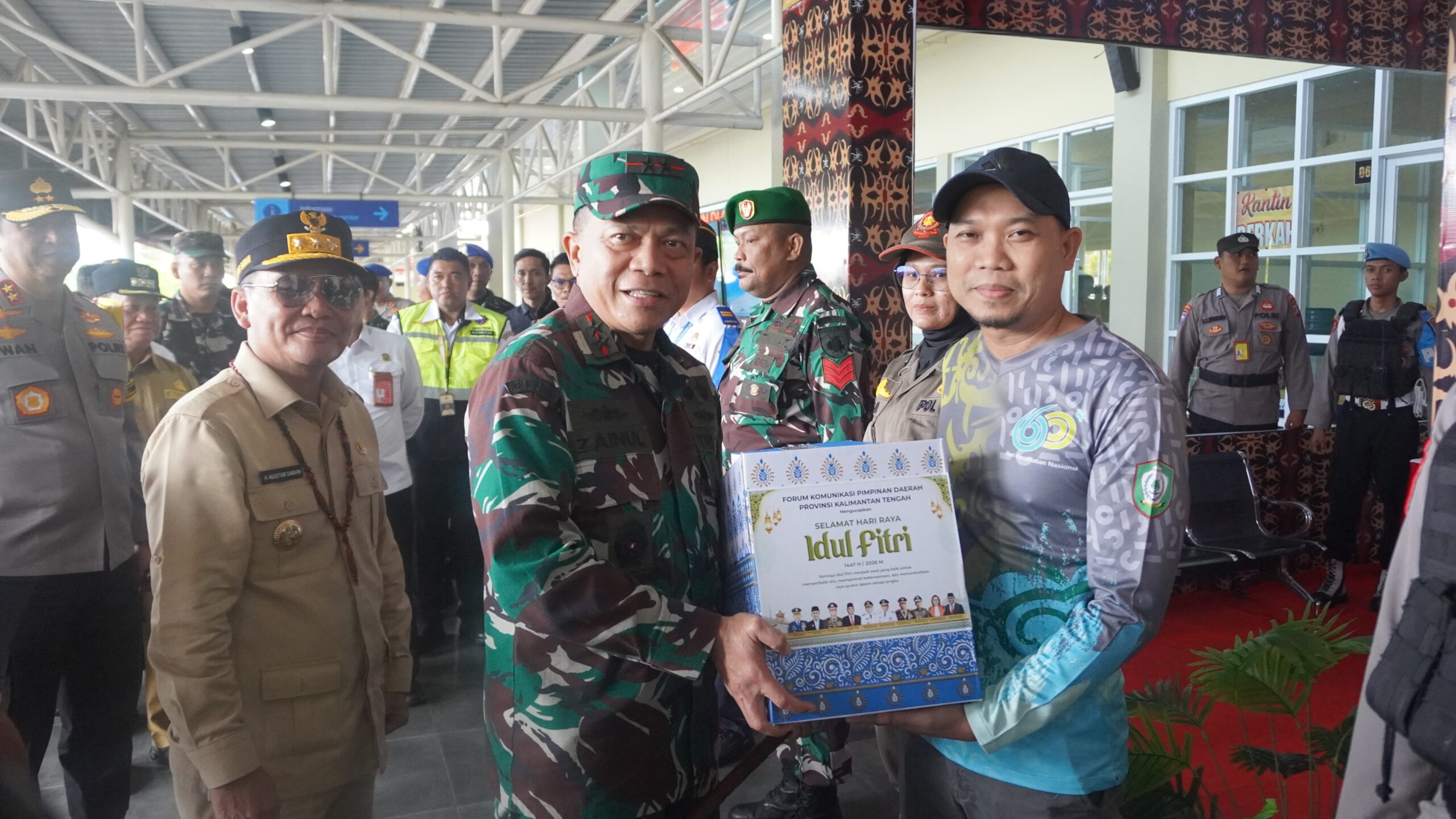 Dandim 1015/Sampit Dampingi Forkopimda Provinsi Kalimantan Tengah Pantau Arus Mudik. 