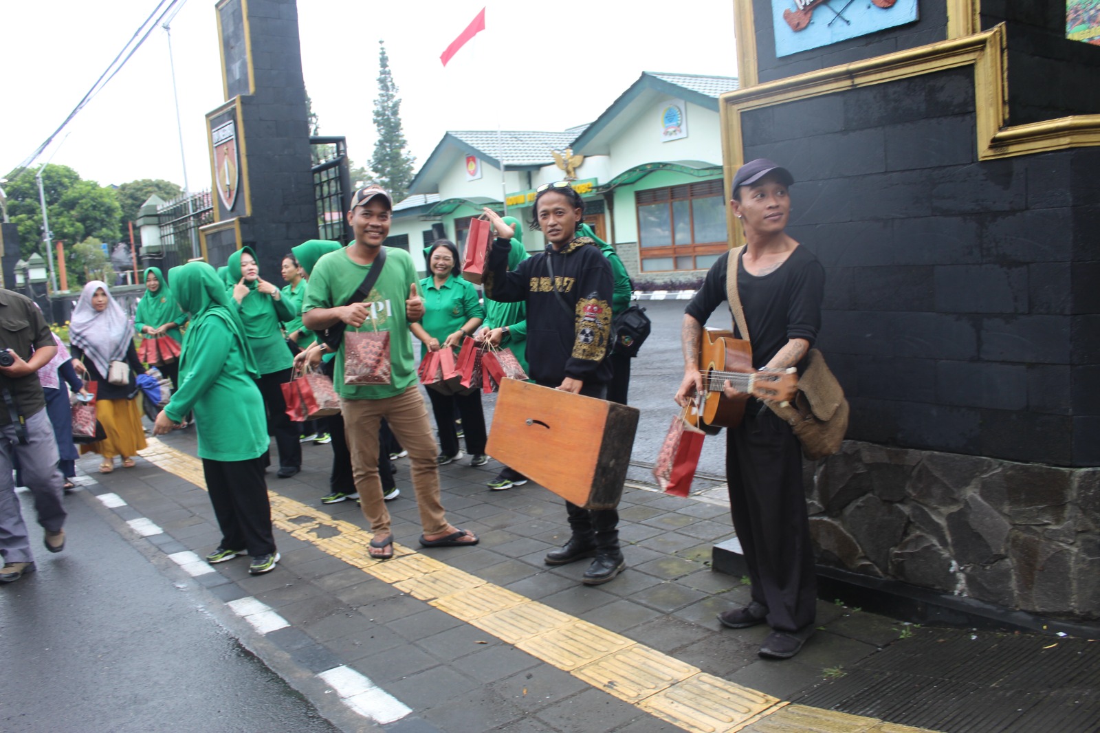 Kodim 0707/Wonosobo dan Persit KCK Cabang XXVII Berbagi Takjil di Depan Makodim, Ratusan Paket Habis dalam 20 Menit