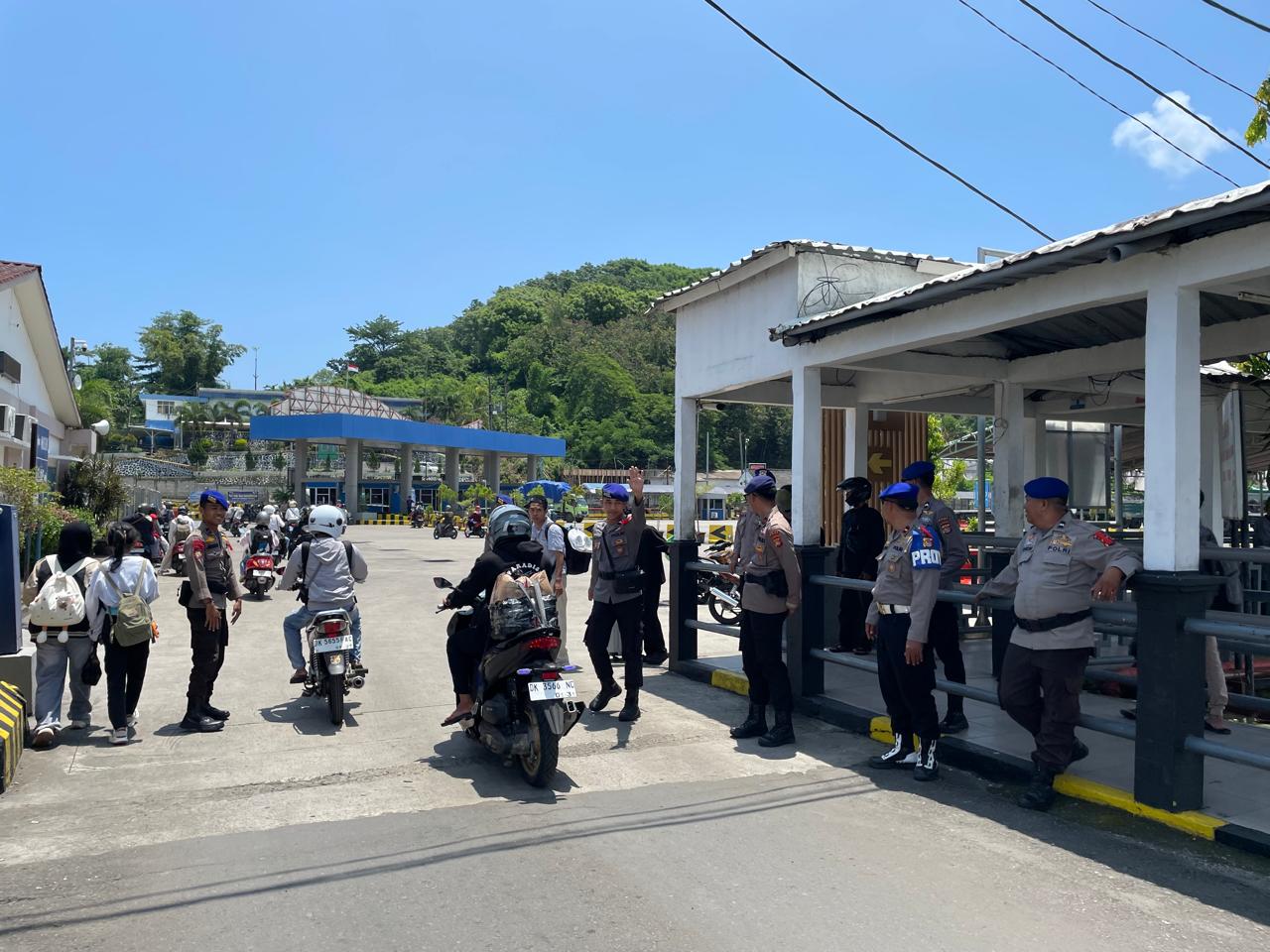 Personel Ditpolairud Polda NTB Diterjunkan Amankan Pelabuhan dalam Operasi Ketupat Rinjani 2026