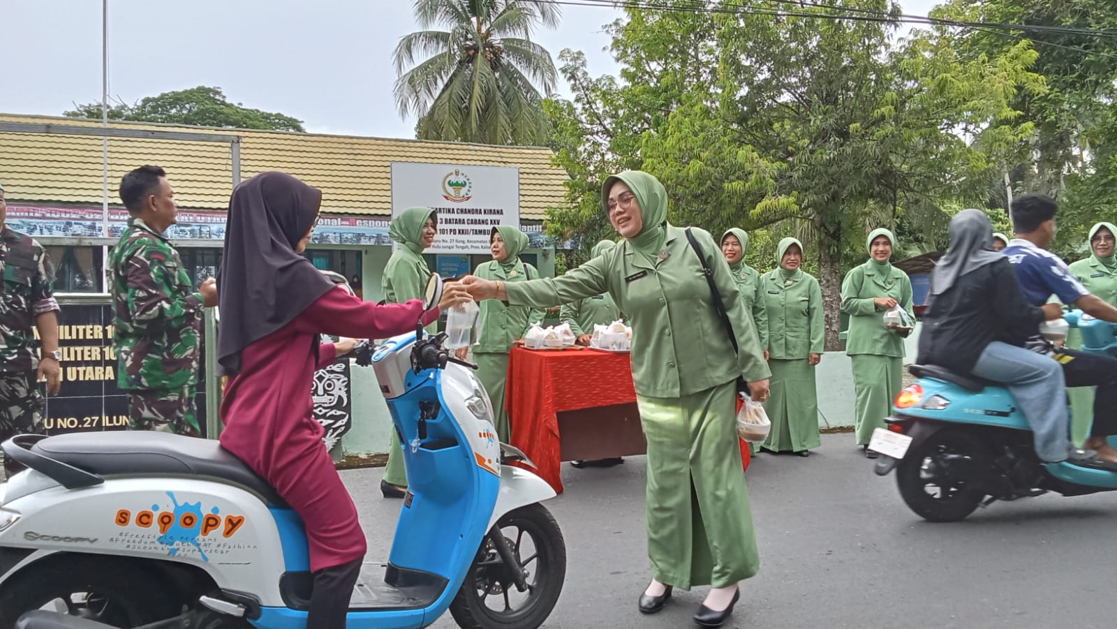 Indahnya Berbagi di Bulan Ramadhan, Koramil Batang Alai Utara Bagi Takjil