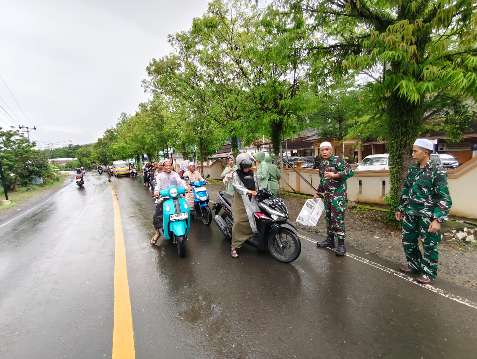 Koramil Labuan Amas Utara Tebar Berkah Ramadhan dengan Berbagi Takjil