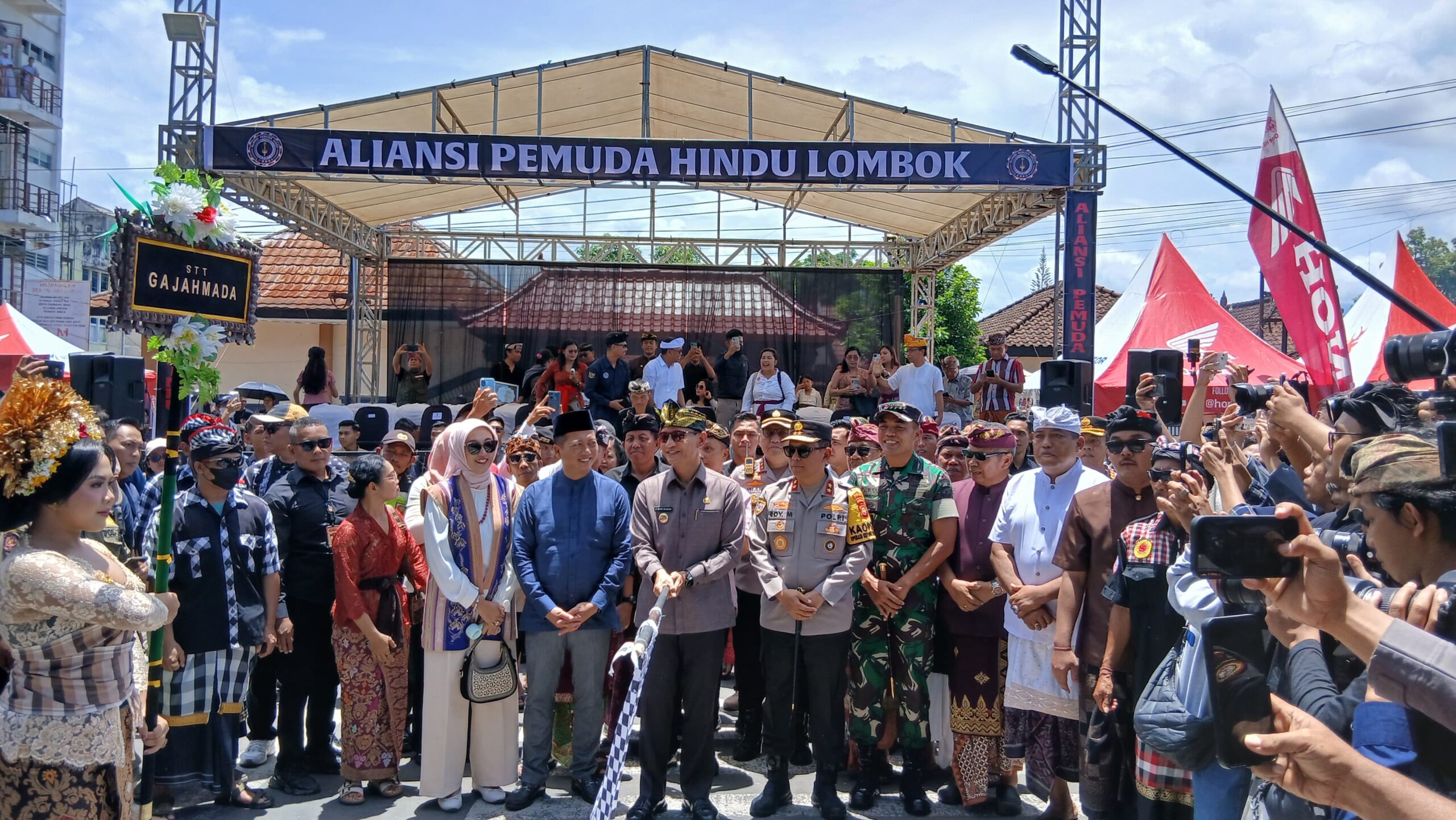 Ogoh-Ogoh Warnai Ramadan, Pesan Damai Menggema di Mataram