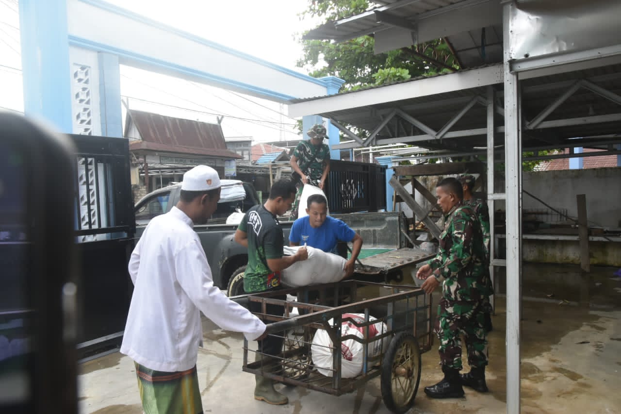 Wujud Kepedulian, Kodim 1002/HST Distribusikan 648 Kg Zakat Fitrah