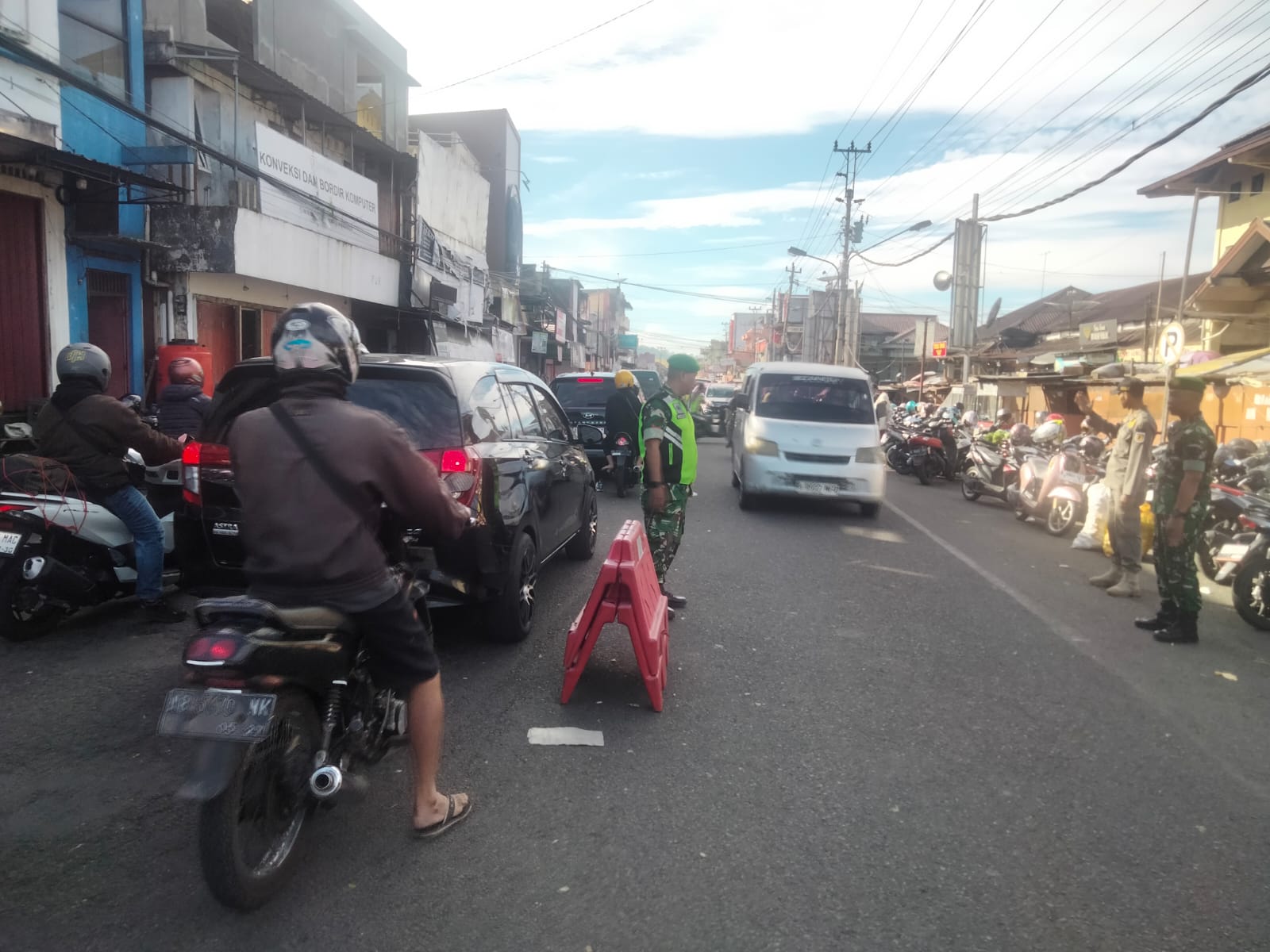 Babinsa Kodim 0707/Wonosobo Turun ke Jalan, Bantu Atur Lalu Lintas di Pospam Mudik Kertek