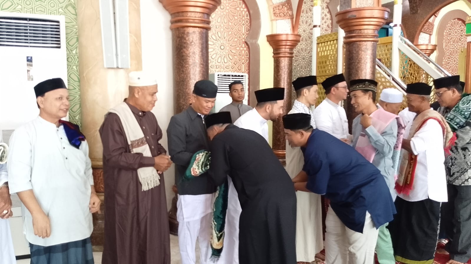 Dandim 0105/Abar Bersama Forkopimda Dan Ribuan Masyarakat Aceh Barat Khusyuk Laksanakan Sholat Idul Fitri Di Masjid Agung Baitul Makmur