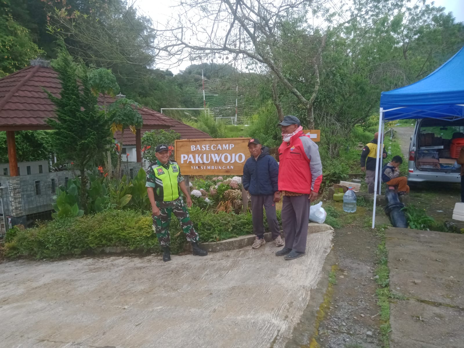 Babinsa Koramil Kejajar Patroli Wisata Saat Jaga Pos Lebaran, Pastikan Pengunjung Aman