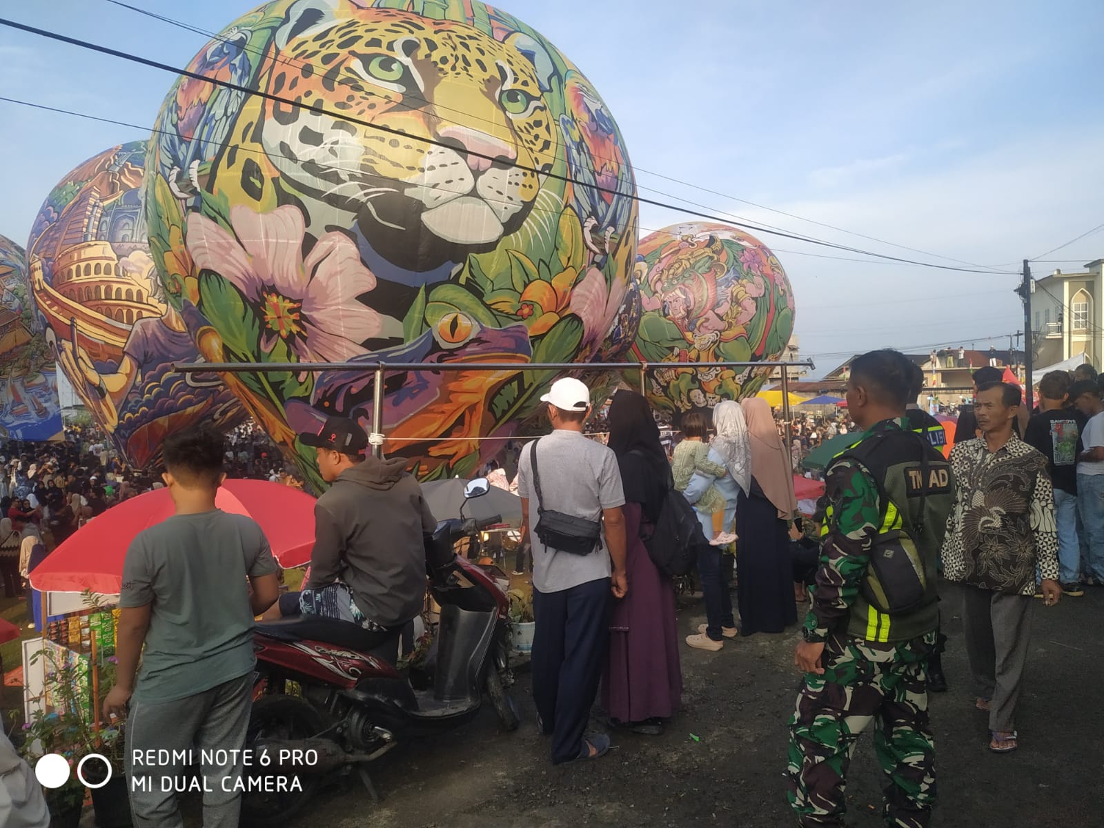 Babinsa Kodim 0707/Wonosobo Amankan Festival Mudik 2026, Penerbangan Balon Tradisional Jadi Daya Tarik Utama