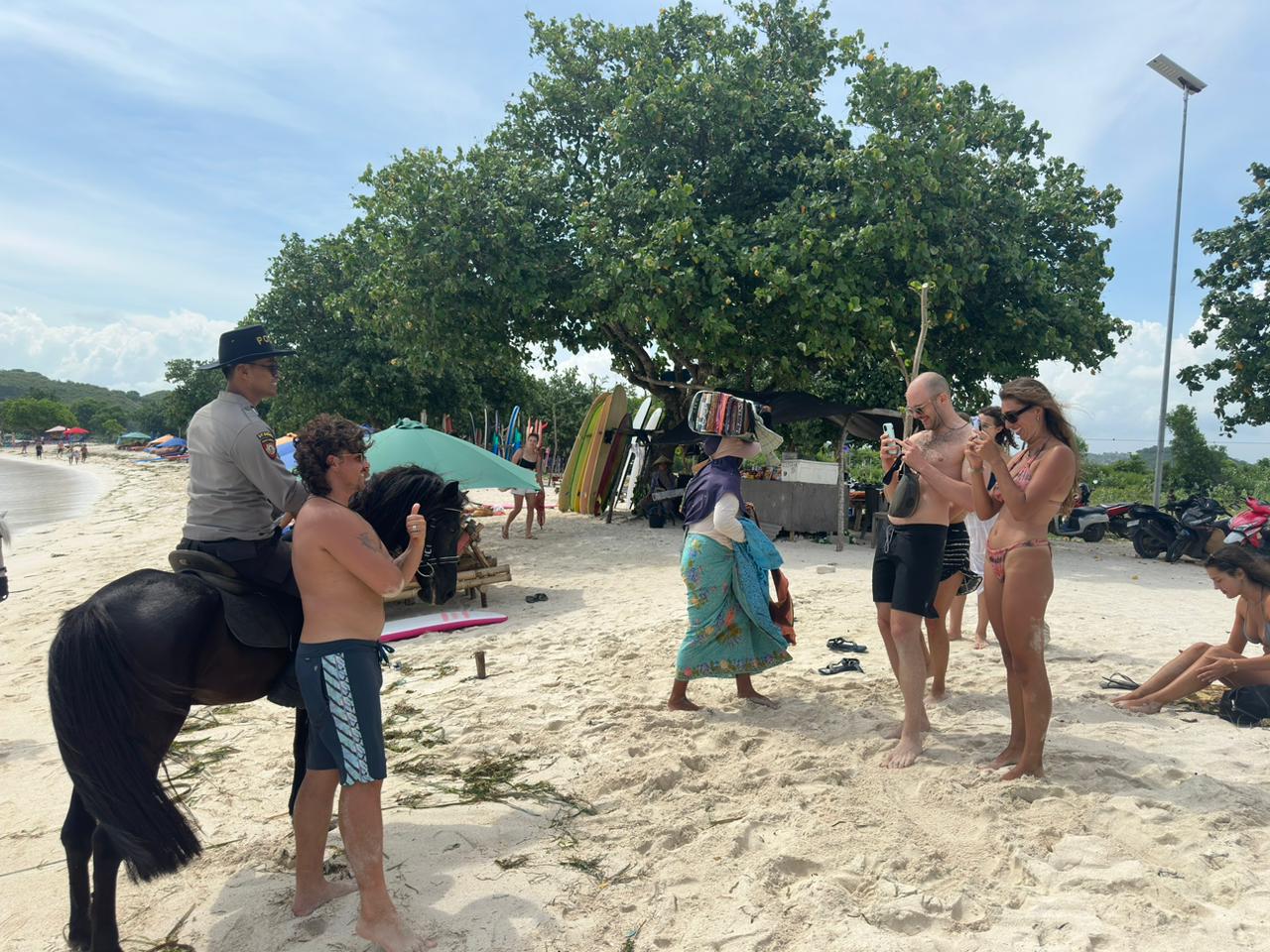 Libur Lebaran, Unit K9 Polda NTB Amankan Kawasan Wisata Pantai Tanjung Aan