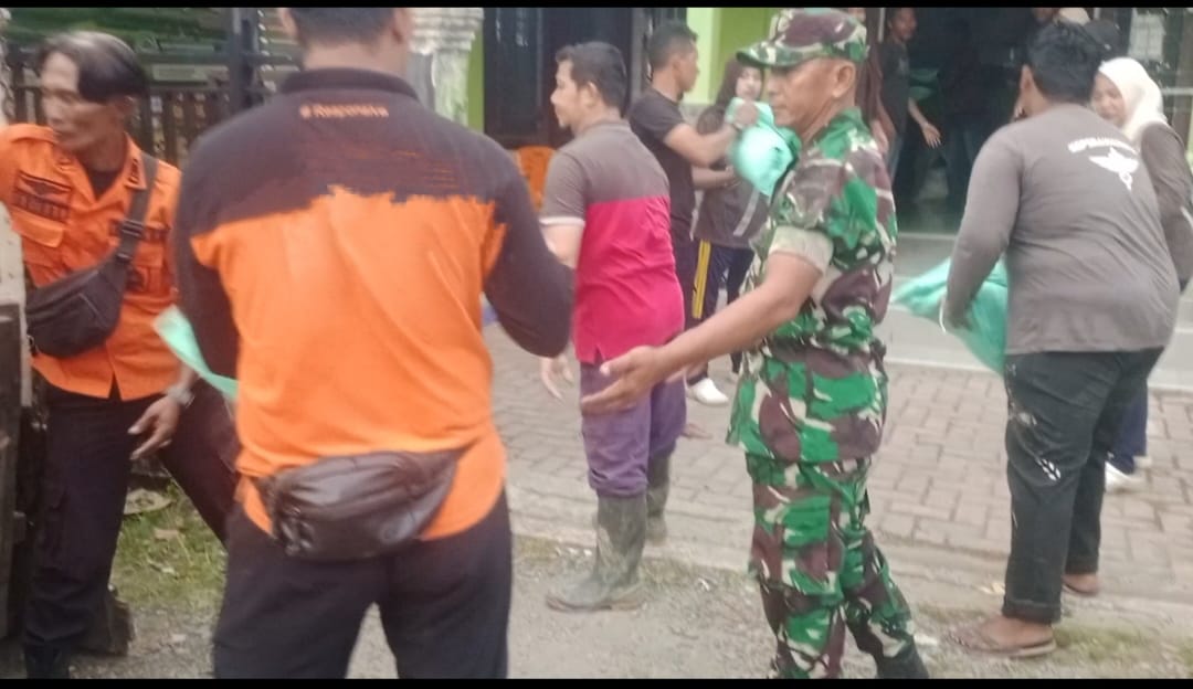 Sinergi Babinsa dan Aparatur Desa Salurkan Beras Bantuan untuk Warga Prasejahtera di Desa Pasi Aceh Tunong