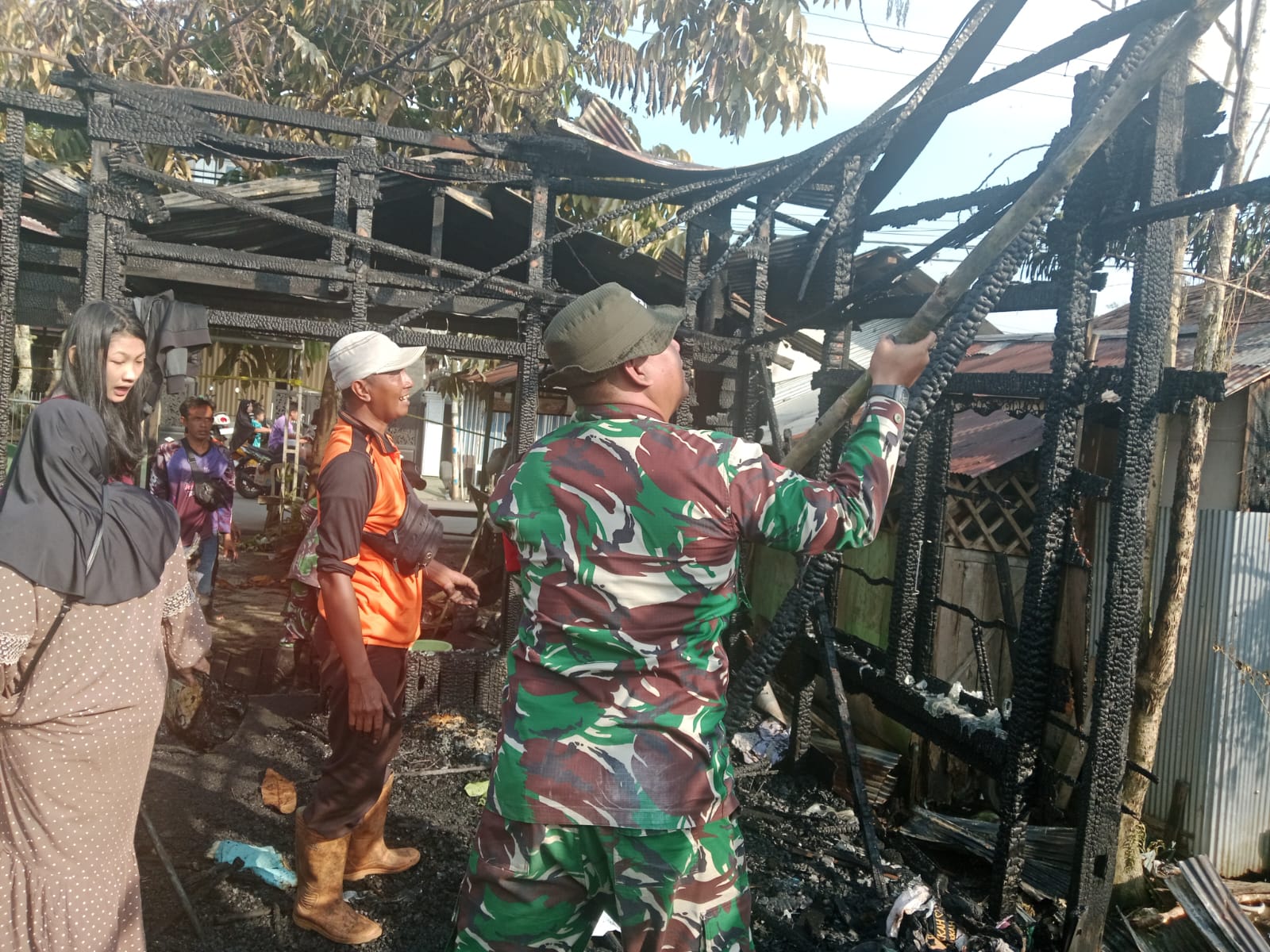 Wujud Kepedulian, TNI-POLRI Bantu Korban Kebakaran di Barabai