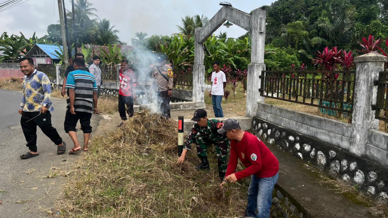 Babinsa dan Warga Kompak Bersihkan Pemakaman di Desa Banua Jingah