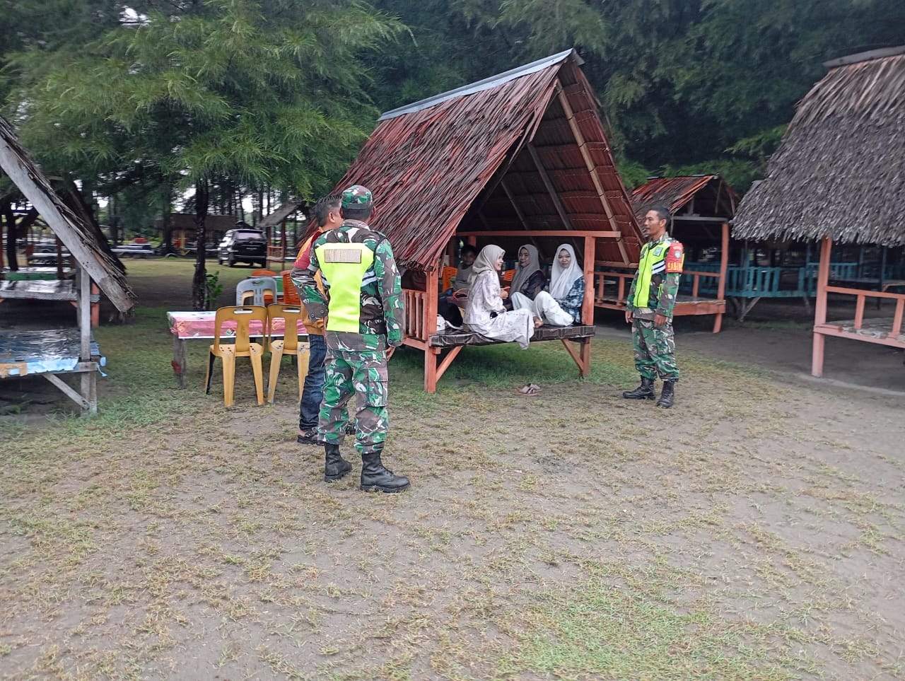Babinsa Koramil 09/Samatiga Gelar Patroli Pantai di Desa Suak Timah: Wujud Kepedulian Keselamatan dan Kebersihan Lingkungan
