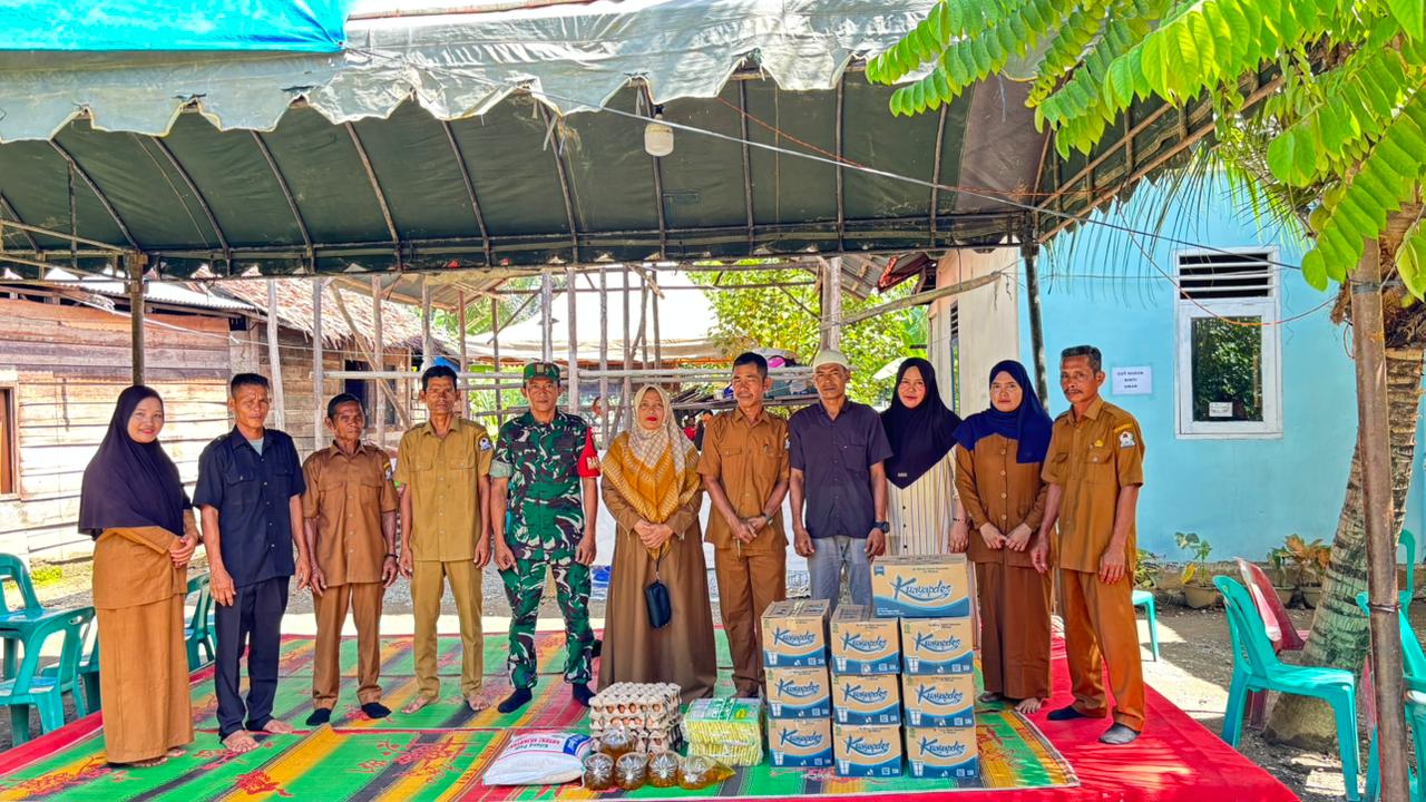 Warga Binaan Berduka, Serda Dasianto dan Aparatur Desa Pulo Teungoh Hadir Bawa Sembako dan Kirimkan Doa