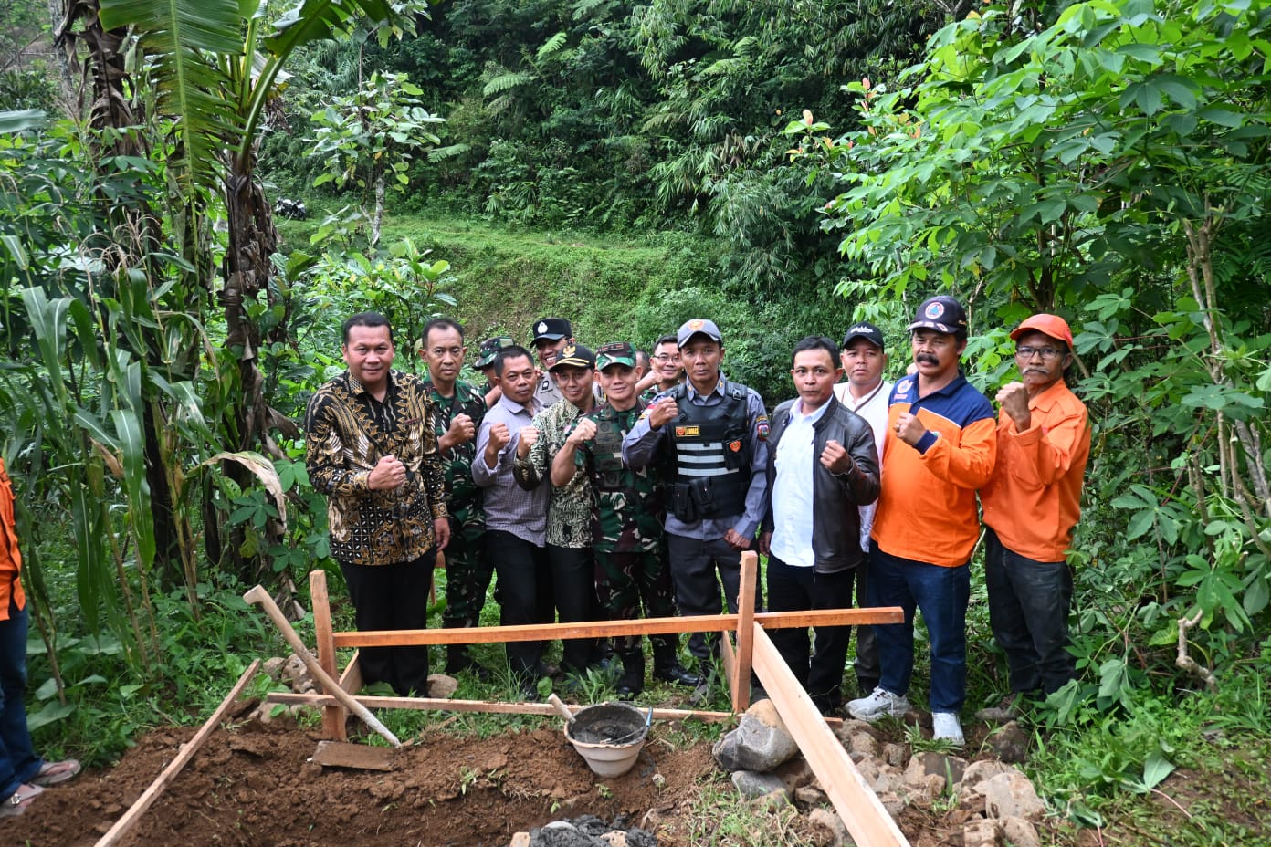 Dandim Wonosobo Letakkan Batu Pertama Jembatan Garuda Tahap III dan IV di Watumalang