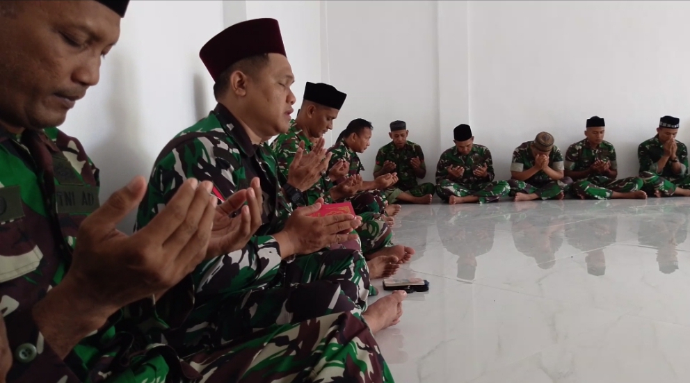 Prajurit Kodim 0105/Abar Bacakan Surat Yasin Dan Doa Bersama Untuk Tiga Prajurit TNI Satgas UNIFIL Yang Gugur Di Lebanon Selatan