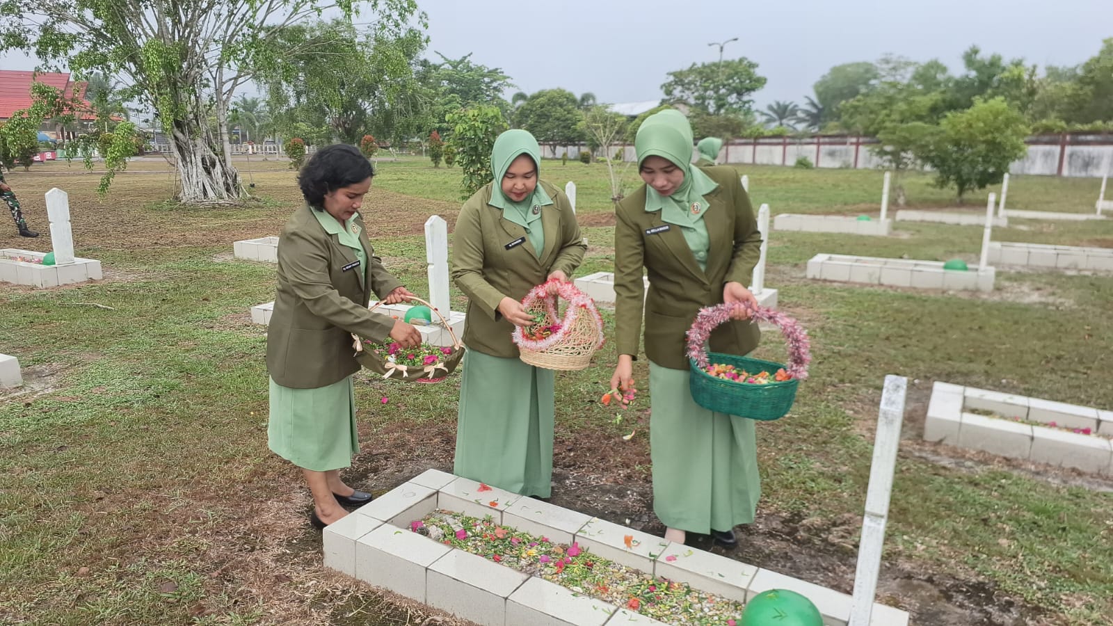 Peringati HUT Persit, Ketua Persit KCK Cab XII Kodim 1015/Sampit Hadiri Ziarah di TMP