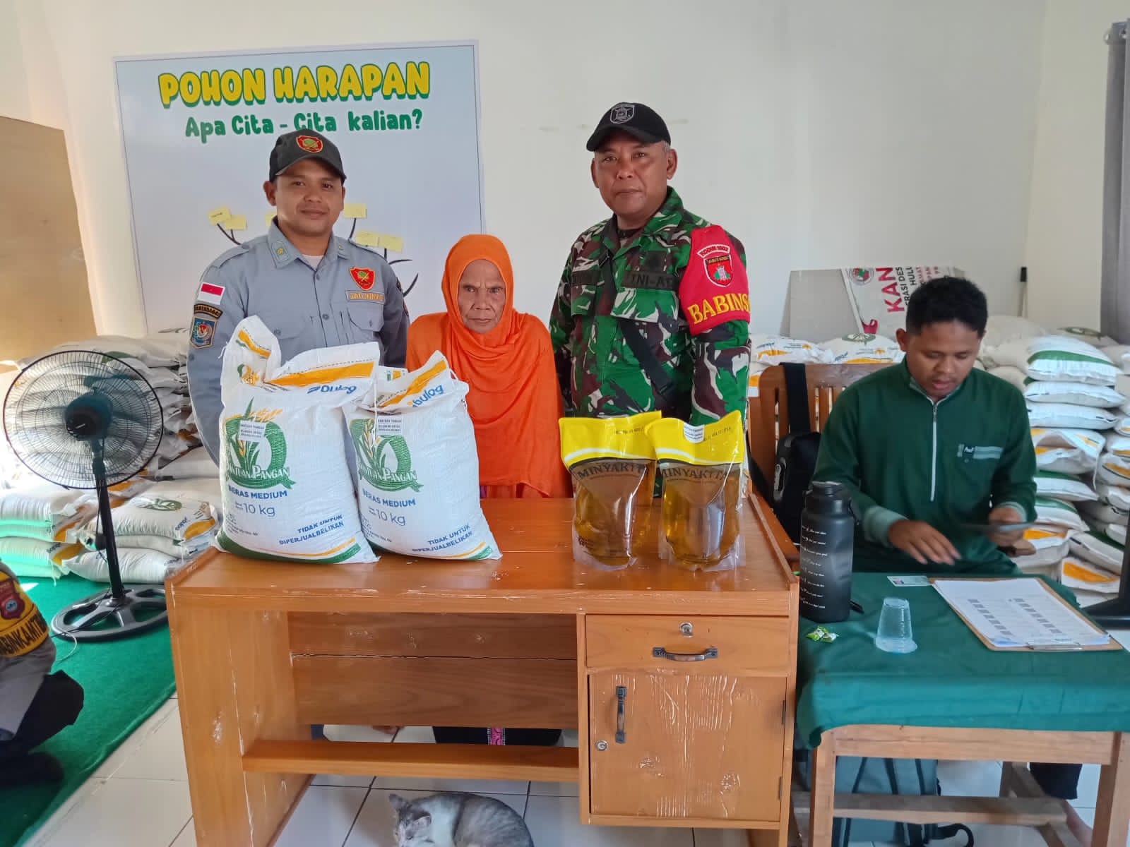 Bantuan Pangan  Babinsa Turun Langsung, Penyaluran Bantuan Pangan di HST Berjalan Lancar