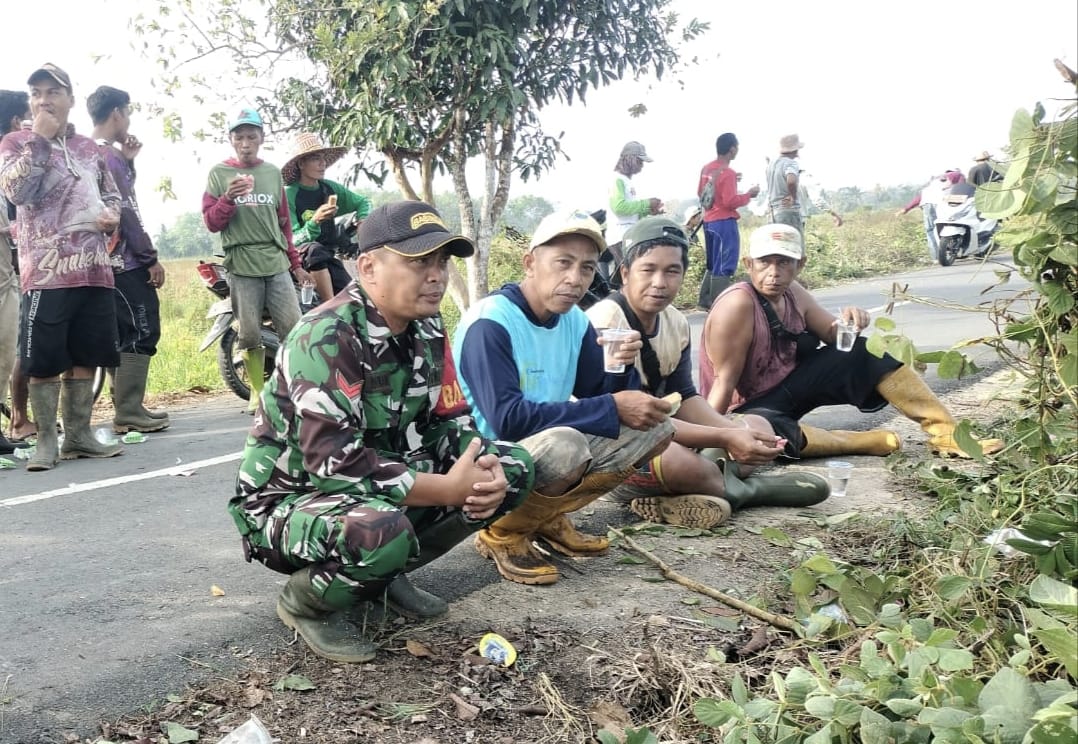 Babinsa Koramil BAS Bersama Warga Mahela Gotong Royong Bersihkan Jalan Desa