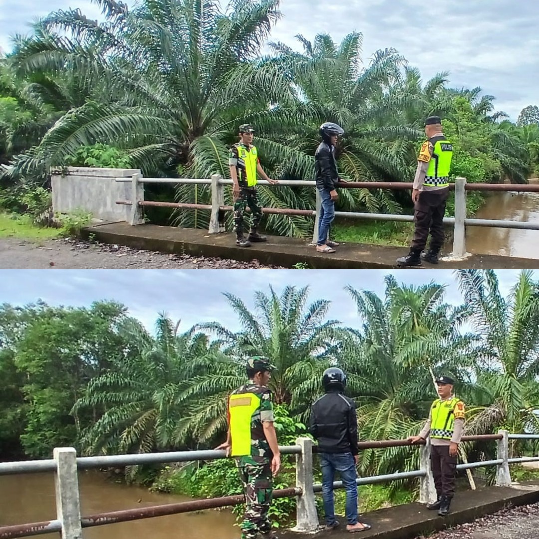 Babinsa dan Bhabinkamtibmas Bersama Warga Cek Aliran Sungai Woyla
